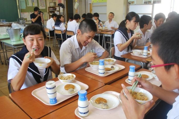 ‘한국 VS 일본’ 10대 학생들이 먹는 학교 급식을 비교해 봤다