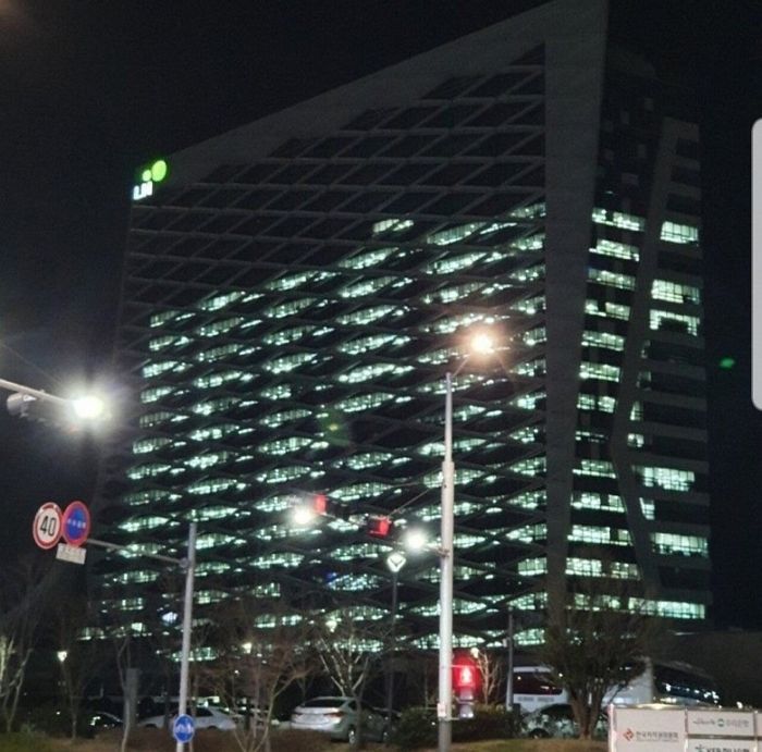 직원들 ‘땅투기’ 발각된 뒤 밤늦게까지 불 켜진 어제(8일)자 LH 본부 풍경