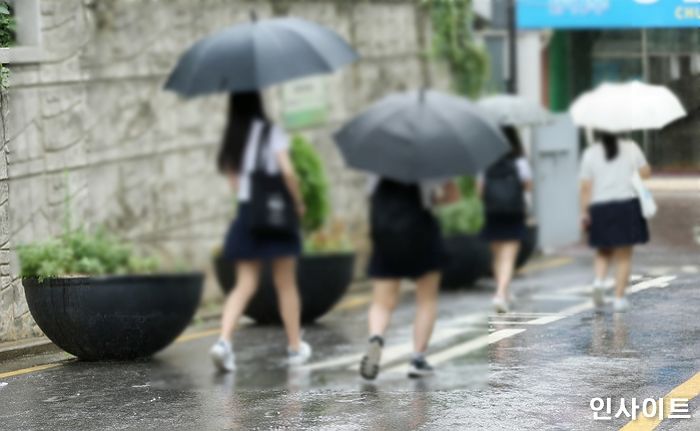 “흰색 속옷만 입어라”...한국 여중·여고에 있는 황당한 교칙