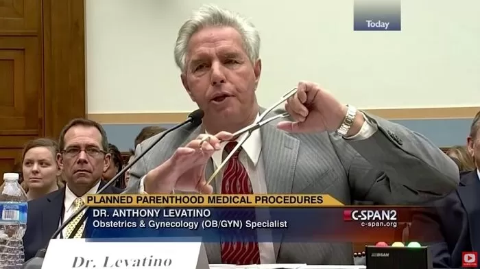 낙태 수술만 1200번 한 의사가 6살 딸을 교통사고로 잃은 뒤 겪은 이상 증상