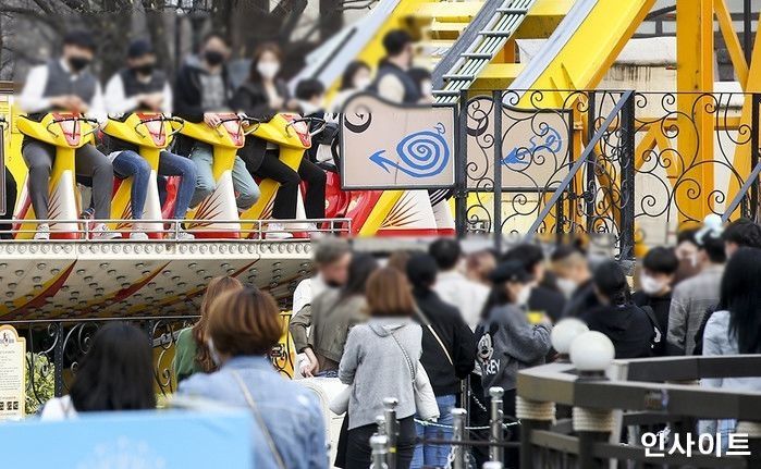 ‘턱스크’ 쓴 10대들 때문에 목 다 쉬어버린 ‘롯데월드 알바생’이 공개한 실시간 현장 상황