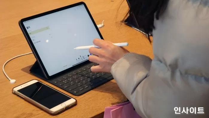 고3 딸이 용돈 모아 아이패드 사자 “허락 안 받았다”며 압수한 엄마