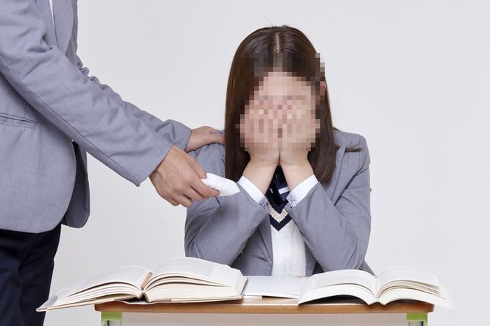 ‘온클’ 듣다 캠 켜진 줄 모르고 족집게로 ‘겨털’ 뽑은 여학생에게 날아온 문자 폭탄