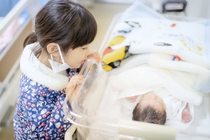 동생 출산 예정일 보다 먼저 나오는 거 알고 엄마·아빠에게 미리 알려준 딸