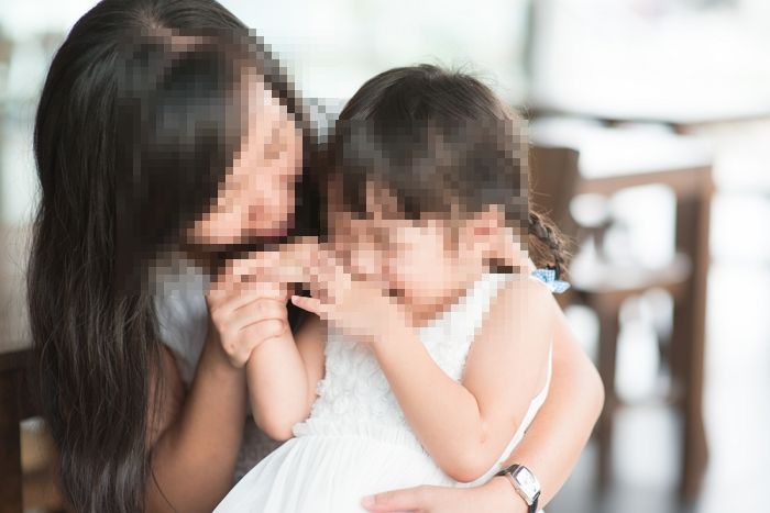 스벅서 뛰던 아이가 노트북에 커피 쏟자 ‘새 제품’ 사달라는 여대생 vs ‘수리비’ 준다는 아이 엄마