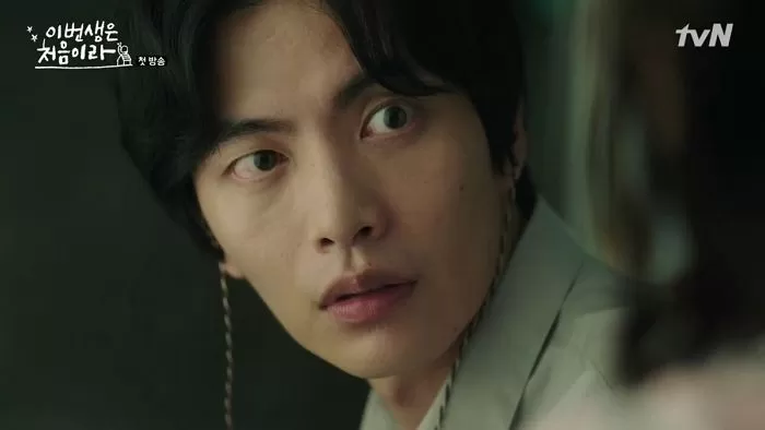 “고등학생 무리가 제 귀에 꽂힌 ‘에어팟’을 낚아채 달아났습니다”