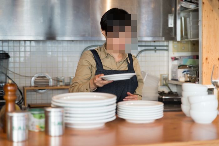 손님이 남기고 간 음식 모아 재탕하다 들키자 ‘개밥이다’ 거짓말한 식당 이모