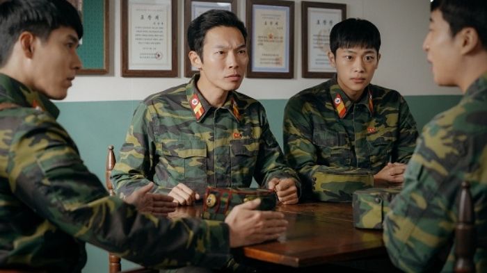 짜장라면 물 빼다 ‘변기’에 빠뜨린 이등병은 두려움에 면발을 건져내 ‘분대장’에게 건넸다