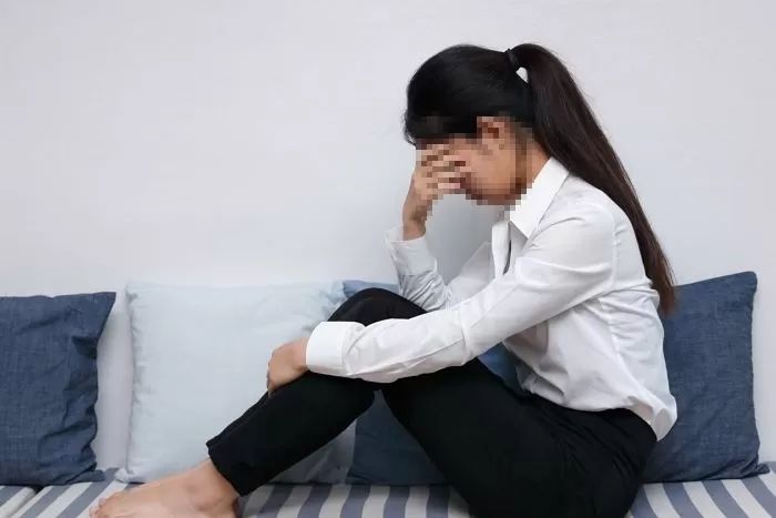 연락 없이 집에 간 날, ‘가죽 벨트’ 착용하고 아빠 채찍질 중인 엄마를 본 자취생 딸