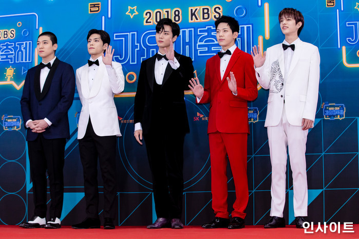 데이식스가 28일 오후 서울 여의도 KBS홀에서 열린 '2018 KBS 가요대축제' 시상식에 참석해 레드카펫을 밟고 있다. / 사진=인사이트