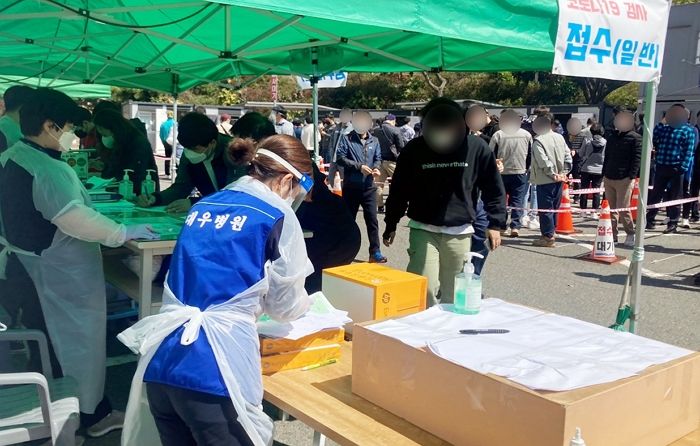 어제(22일) 하루 코로나 확진자 346명 발생···사망자는 7명 늘어