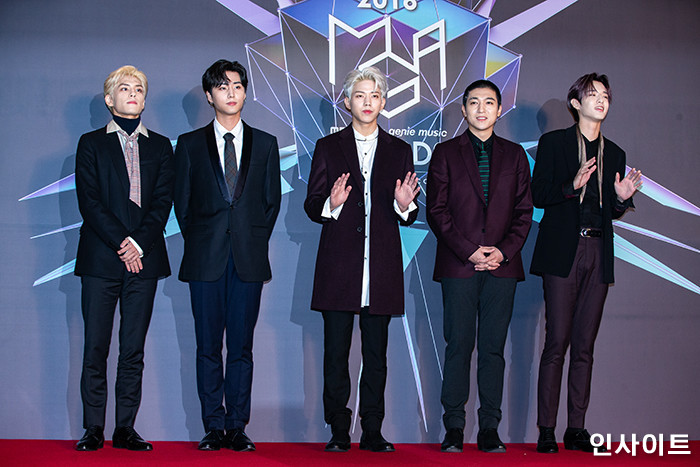 데이식스가 6일 오후 인천 남동체육관에서 열린 ‘2018 MGA (MBC 플러스 X 지니뮤직 어워드)’ 레드카펫 행사에 참석해 포즈를 취하고 있다. / 사진=인사이트