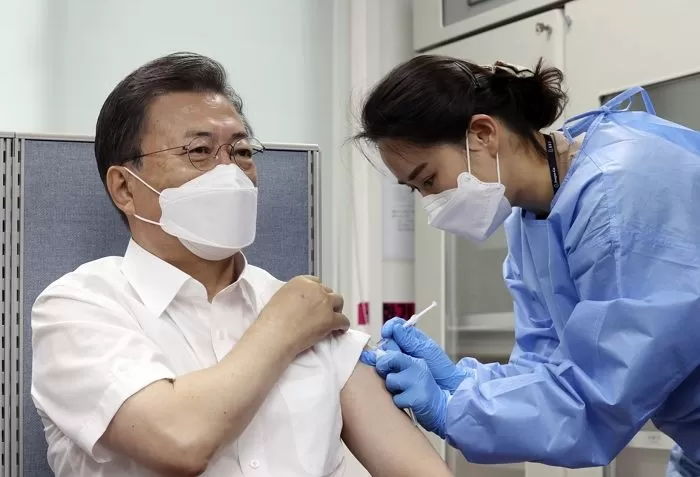 방역당국 “문재인 대통령 ‘접종’ 관련 허위사실 유포, 경찰청 수사 의뢰했다”