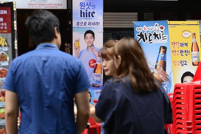 정부, 술집서 ‘술 간판’ 모조리 뗀다···“술병 이미지 사용 전면 금지” 추진