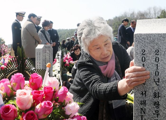 “북한에 퍼주는 게 원통하다”...천안함 폭침에 군인 아들 잃은 엄마의 절규 (영상)