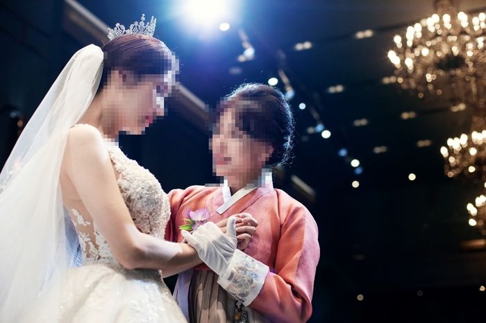 어릴 적 학대했다 23년 만에 나타나 결혼식 오겠다는 엄마...“불러야 한다 vs 올 자격 없다”