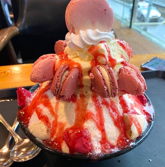 달달+쫀득한 ‘마카롱’ 가득 담아 상큼 달콤함 터지는 ‘딸기마카롱설빙’이 3년만에 돌아왔다