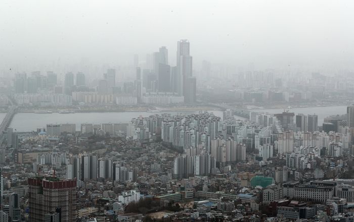 중국·일본 사이에 껴 뜻밖의 공기 정화 필터 역할 중인 대한민국 상황