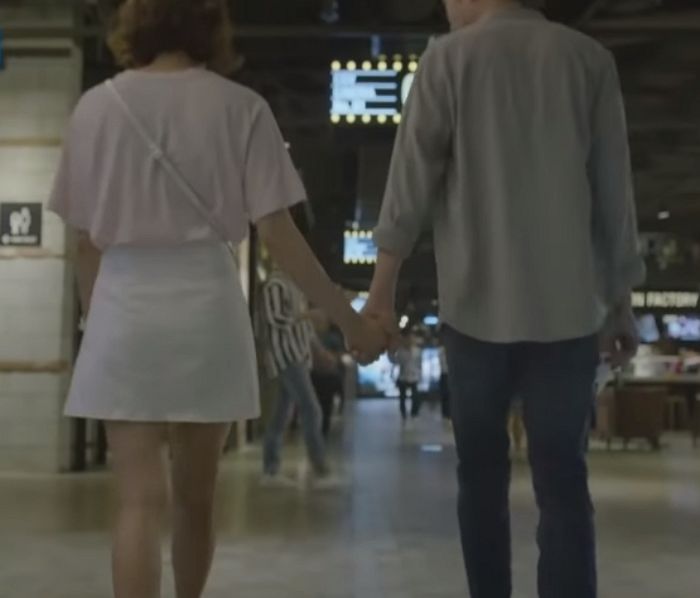 여친이 눈앞에서 덩치 큰 ‘휴대폰 판매원’한테 끌려가는데도 구경만 한 남친