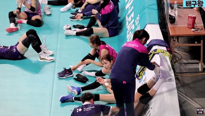 ‘부상 투혼’에도 2연패한 김연경에게 부러진 손으로 위로해준 선배