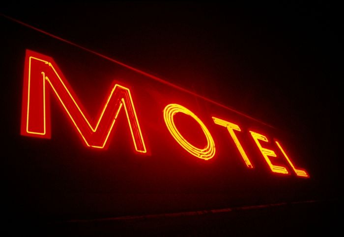 성매매 의심돼 모텔서 쫓겨난 여성이 ‘악플’ 남기자, 상남자 사장님이 남긴 답글