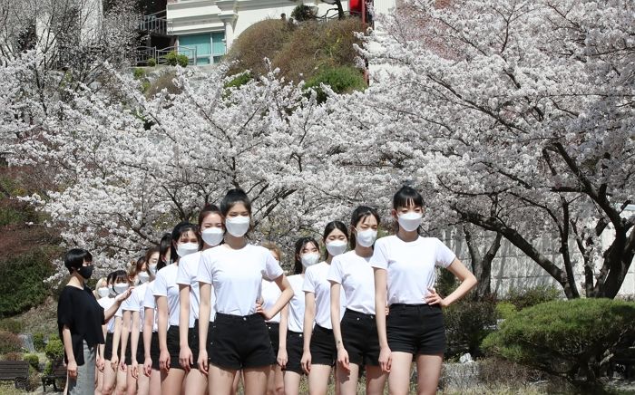 흰티에 핫팬츠만 입고 ‘벚꽃 워킹’하는 대덕대 모델학과 학생들