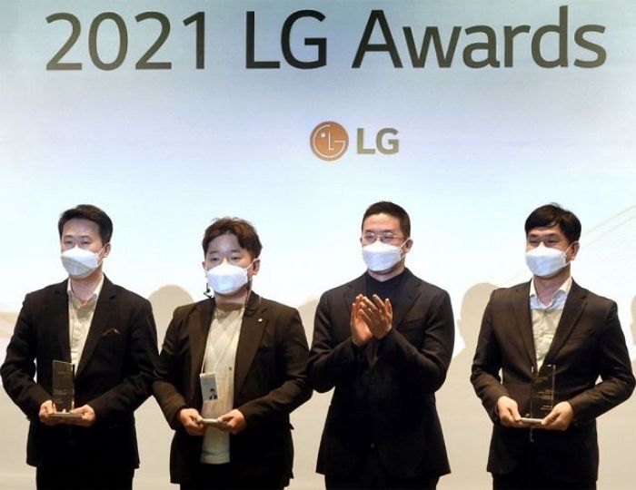 LG전자 AS기사에게 ‘LG 어워즈’ 1등상 준 구광모 회장