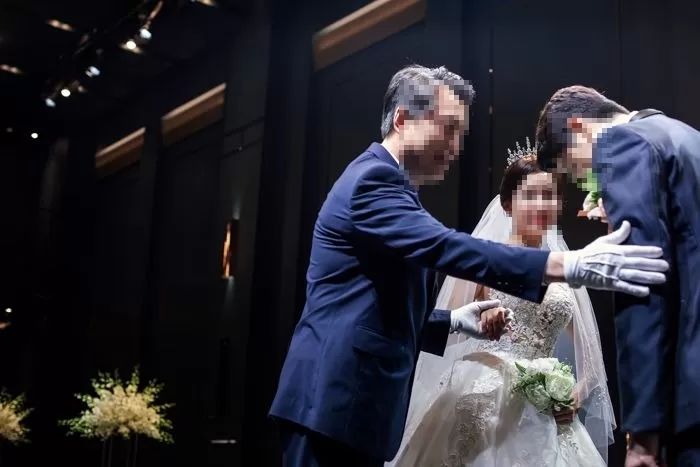 결혼식 하객 ‘선착순’ 50명만 밥 주고 나머지는 축의금만 내고 집에 가라는 새신랑