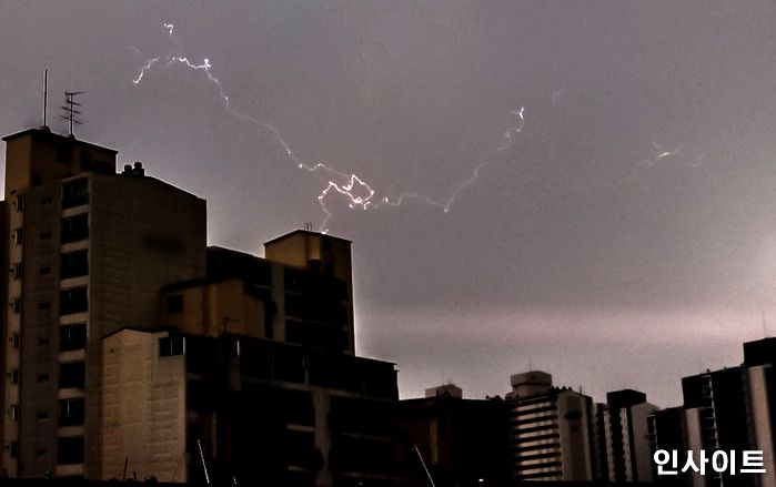 비와 함께 몰아친 ‘천둥·번개’ 소리에 전쟁 난 줄 알고 자다 깬 부산 시민들