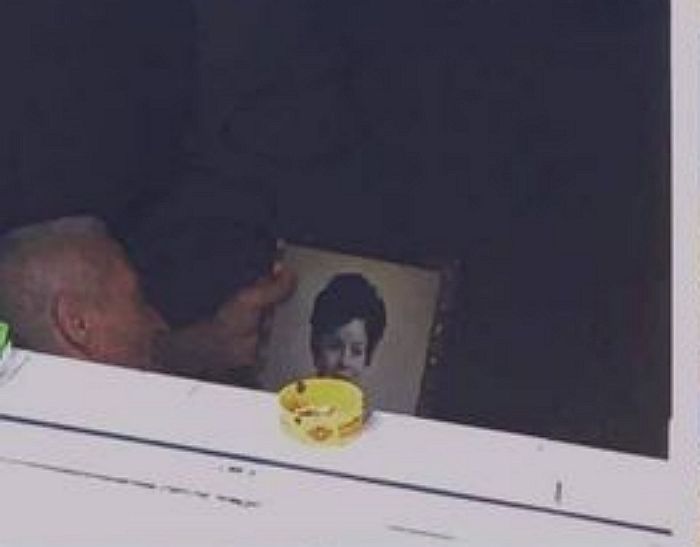 먼저 세상 떠난 아내 못 잊어 젊은 시절 사진 품에 안고 뽀뽀하는 할아버지 (사진)