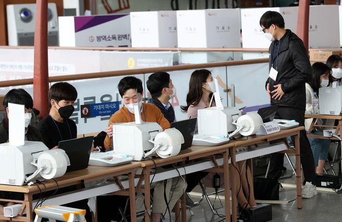 선관위 직원들, ‘공정성 논란’ 줄소송 대비 위해 전원 ‘보험’ 가입한다