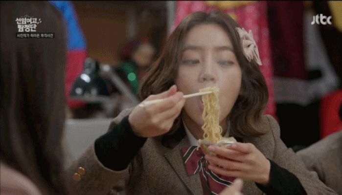 왕뚜껑 더 맛있게 먹고 싶어 ‘전자레인지’에 돌린 대학생이 맞은 처참한 최후