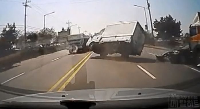 추돌 당해 중앙선 넘어간 탑차 운전자 목숨 두 번이나 구한 신들린 핸들링 영상