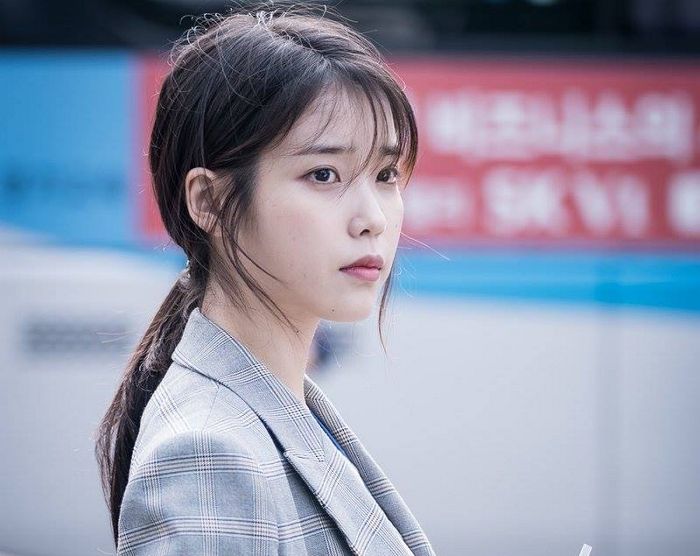 페미니스트에 욕먹는 아이유 보고 “본인 행동이니 감수해야 한다” 말했던 윤김지영 교수