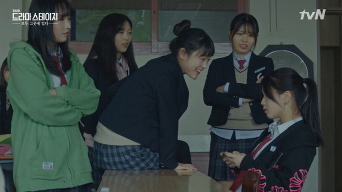 “애비 없는 X”이라 욕한 친구 때렸는데 생기부에 ‘학폭 가해자’ 낙인찍히게 생긴 여고생