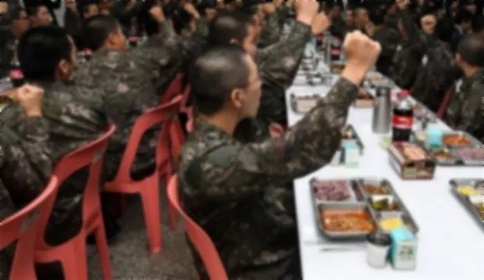 식사 도중 선임에게 “식사 맛있게 하십쇼” 인사하는 게 부조리라는 요즘 신병들