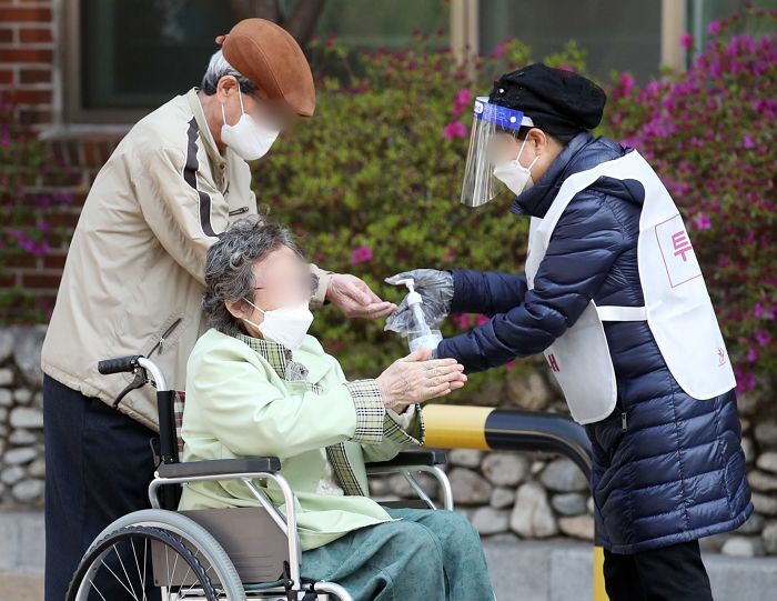 휠체어 탄 아내와 함께 새로운 시장 뽑으려고 소중한 ‘한 표’ 행사한 할아버지