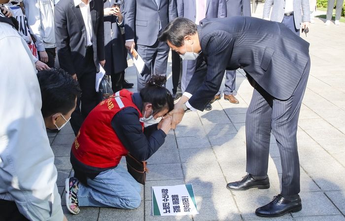 첫 출근 도중 ‘큰절’ 하는 노량진 수산시장 상인을 본 오세훈 시장의 행동