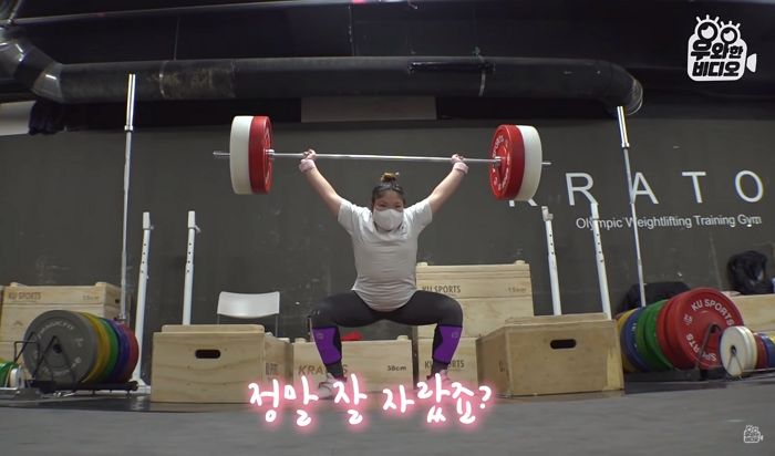 12살 되더니 128kg 역기로 스쿼트까지 하는 ‘영재발굴단’ 역도 천재 시윤이 근황 (영상)