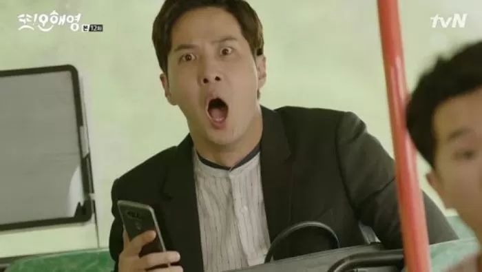 “썸 타던 여자 후배가 제 차 뒷자리에서 스타킹을 신더니 팬티는 벗어 놓고 갔습니다”