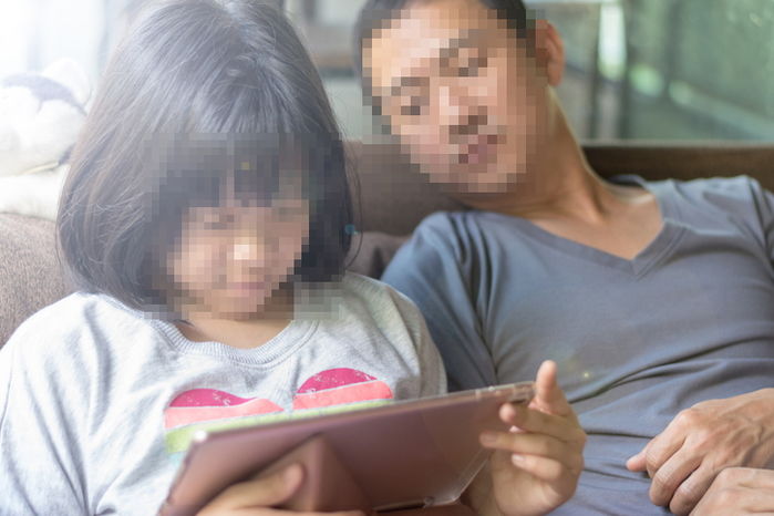 아빠 폰으로 유튜브 보던 10대 딸이 발견한 ‘여대생 몰카 영상’ 시청 기록