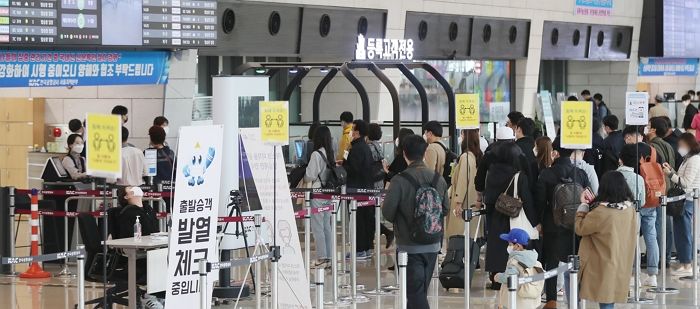 확진자 600명 넘게 나왔는데 여행객으로 북적이는 오늘(16일)자 김포공항 상황