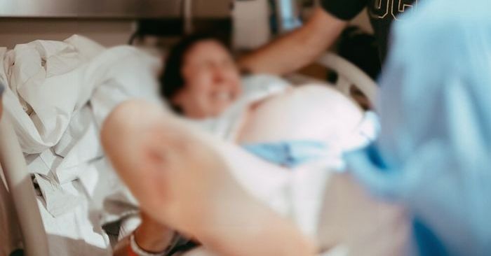 “시어머니가 제 출산 장면을 사진으로 찍어 시댁 단톡방에 보냈습니다”