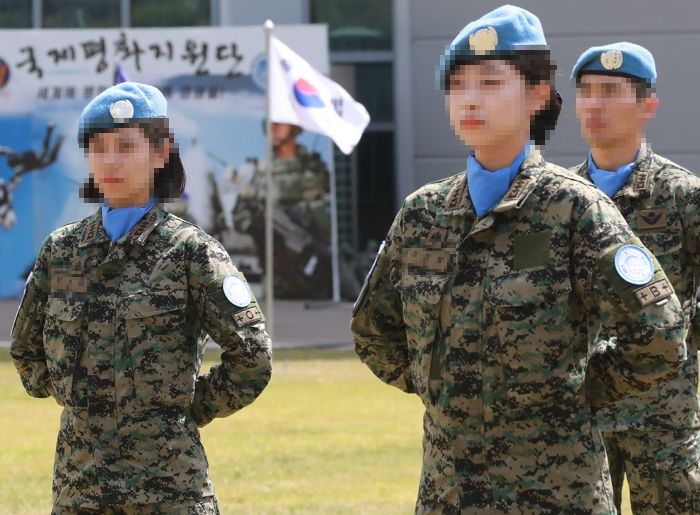 여자들 군대가라고 하자 의무복무 없애고 ‘모병제’하자는 의견이 폭발하고 있다