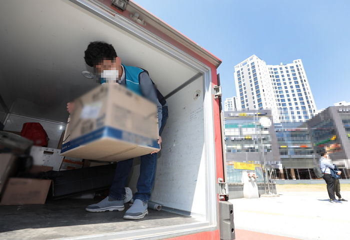 택배 기사들 “저상 택배 차량 허리·목 꺾여 심각한 ‘근골격계 질환’ 유발한다” 호소