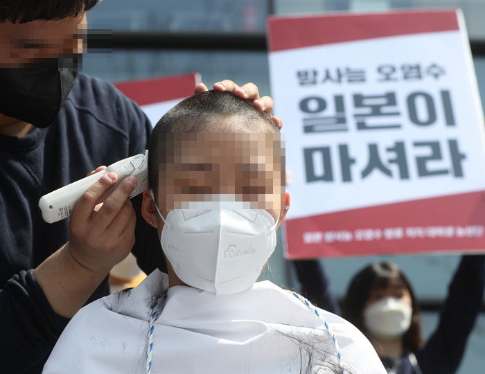 일본 방사능 오염수 방류 규탄하며 욱일기 찢는 퍼포먼스 진행한 학생들