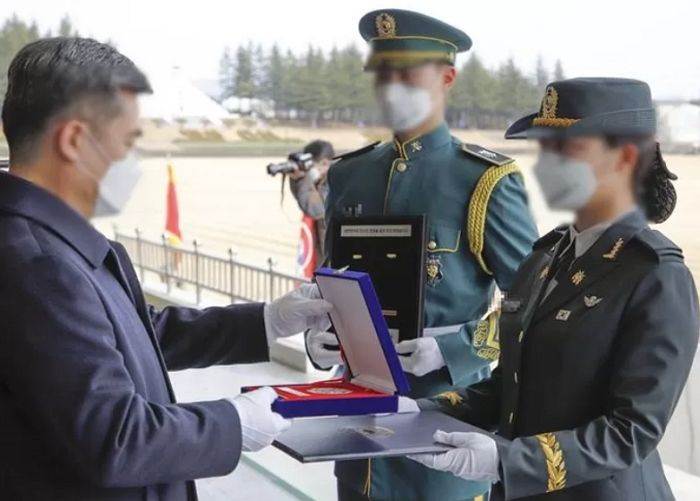 여성은 출산해야 된다며 10대 소년병들 징병하자는 국민청원이 올라왔다