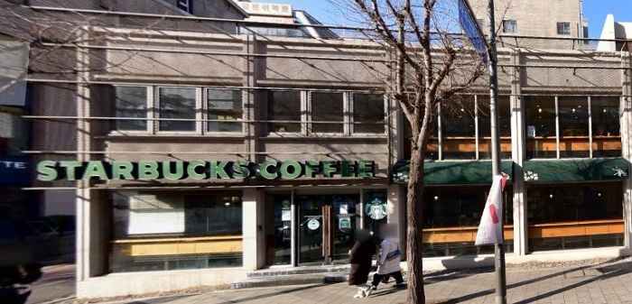 홍대입구 ‘만남의 장소’였던 스타벅스, 코로나 여파로 결국 폐점