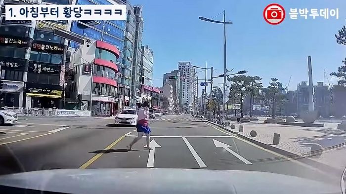 부산 광안리서 무단횡단하다 말고 자동차로 다가와 시비 거는 무단횡단녀 (영상)
