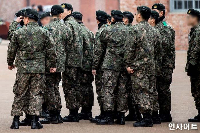 화장실 ‘번호표’ 주고 이용시켜 바지에 대변 지리고 있는 요즘 훈련병들